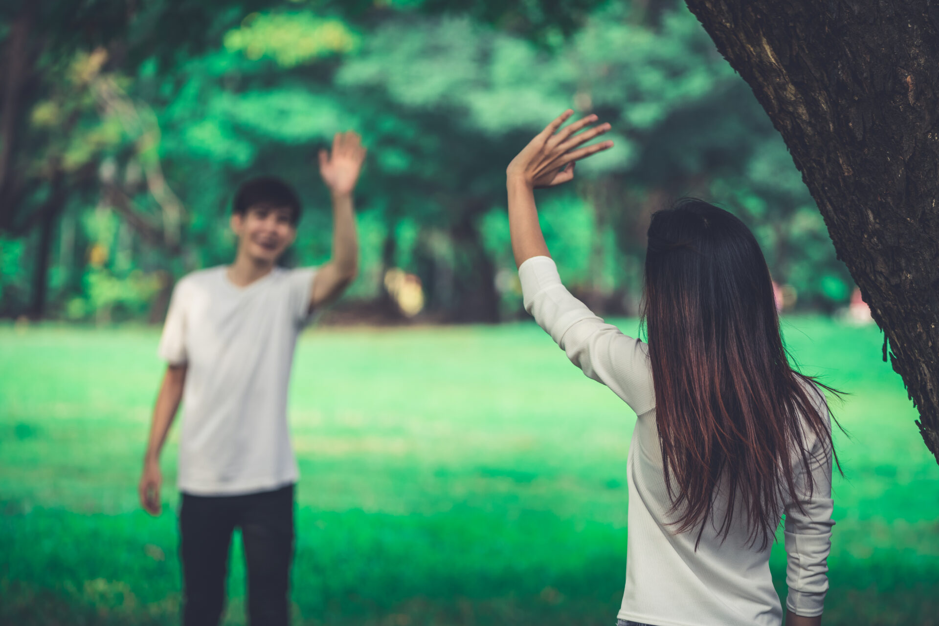 彼氏が居るのに、別の男性が好きになったらどうする？別れ方は？｜見てない時に見てくる男性の心理